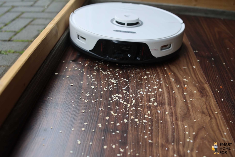 Roborock S8 Pro Ultra надежно убирает вдоль плинтусов.